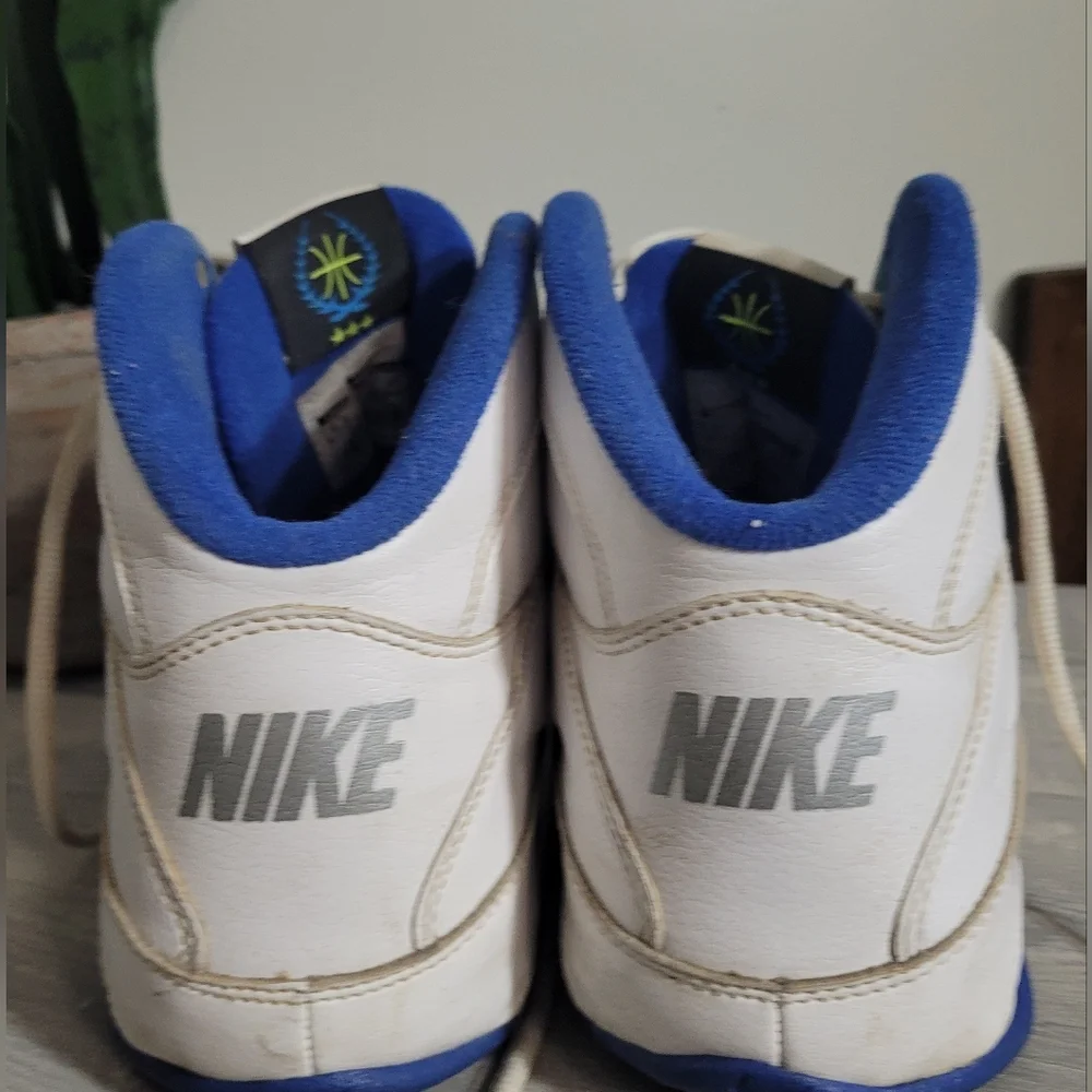 Nike Air Basketball Shoes White Blue Women’s Size 8.5 Athletic Sneakers
